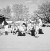 Folkdansuppvisning på scenen vid Bollnästorget, Skansen.