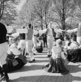 Folkdansuppvisning på scenen vid Bollnästorget, Skansen.