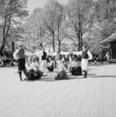 Folkdansuppvisning på scenen vid Bollnästorget, Skansen.