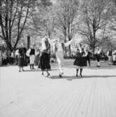 Folkdansuppvisning på scenen vid Bollnästorget, Skansen.