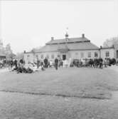 Folksamling utanför Skogaholms herrgård, Skansen.