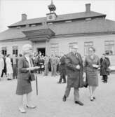 Besökare utanför Skogaholms herrgård, Skansen.