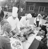 Helstekt gris serveras på gårdsplanen utanför Skogaholms herrgård, Skansen.