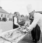 Helstekt gris serveras på gårdsplanen utanför Skogaholms herrgård, Skansen.