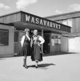 Två kvinnor utanför Wasavarvet, Djurgården.