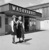 Två kvinnor utanför Wasavarvet, Djurgården.