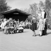 Barn dansar folkdans vid Bollnästorget, Skansen.