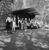 Barn dansar folkdans vid Bollnästorget, Skansen.