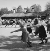 Barn dansar folkdanser på scenen vid Bollnästorget, Skansen.