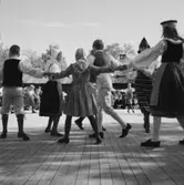 Barn dansar folkdanser på scenen vid Bollnästorget, Skansen.