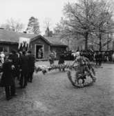 Festlighet vid Laxbrostuga, Skansen. Troligen allmogbröllop.