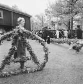 Festlighet vid Laxbrostuga, Skansen. Troligen allmogbröllop.