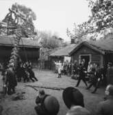 Festlighet vid Laxbrostuga, Skansen. Troligen allmogebröllop.