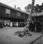 Festlighet vid Laxbrostuga, Skansen. Troligen allmogebröllop.