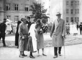 Prins Carl och prinsessan Louise som pratar med en flicka från svenskbyborna, utanför kasernen på Ryhov i Jönköping 1929.