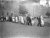 Gustav Annas och Emma Hinnas med gäster utanför kasernen på Ryhov. Efter ankomsten till Jönköping 1929 var det några av svenskbyborna som ingick äktenskap.