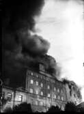 Bilden är skannad direkt från glasplåt och visar när Ångkvarnen i Kalmar brann i juli 1935.
