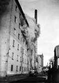 Bilden är skannad direkt från glasplåt och visar när Ångkvarnen i Kalmar brann 1935.