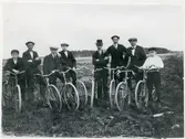 Säby sn, Hallstahammars kn.
Pojkar på cykelutflykt i Säby år 1920.