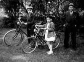 ERIK RUD MED BARNEN LENNART OCH VIVIANNE.
BARNEN HAR CYKLAR.