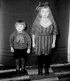 TVÅ SYSKON, EN FLICKA OCH EN POJKE