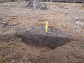 Ett stolphål som har halverats och undersökts vid en arkeologisk förundersökning Nykyrka socken, Mullsjö kommun.