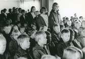 Besök i Kållereds skola (Brattåsskolan) i samband med Biskopsvisitationen år 1966. I bildens mitt ses bland annat Lena Lindgren, Solveig Andersson och Katarina Benkel (samtliga födda 1954).