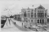 Vykort. Varbergs teater i vinterskrud i riktning Kungsgatan, kv Komedianten. I bakgrunden skymtar de s k Tvillinghusen. Text på vykortet: 