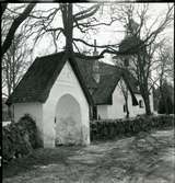 Säterbo sn, Arboga kn, Säterbo kyrka.
Exteriör av kyrkan och stiglucka, 1946-1947.