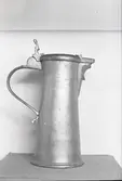 Dryckeskanna av tenn från 1694.