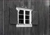 Fönsterluckor på Norrbergaboden, Vallby friluftsmuseum, Västerås.