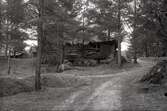 Loftbod och timmerhög från Norra Sylta, på Vallby friluftsmuseum, Västerås.