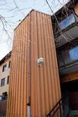 Loftgångstrapphus till bostadshuset Bergmansgatan 6B i Mölndals Centrum. Del av husets fasad som vetter mot gårdssidan. Fotografi taget den 26 februari 2018. Byggnadsdokumentation inför rivning.
