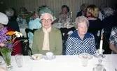 Hobbyverksamhet för pensionärer, 1970-tal. Utflykt till Resa Två Skyttlar, hotell och restaurang i Örby. Två okända damer som sitter till bords.