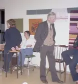Försäljning av hantverk i pensionärernas hobbylokal på Våmmedalsvägen år 1982. Från vänster: 1. Okänd. 2. Anna-Lisa Abrahamsson, chef för hobbylokalen. 3. Gustaf Carlsson (1905 - 1988), Backen.