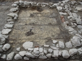 En stenkällare påträffad vid en arkeologisk undersökning i kvarteret Apeln i centrala Jönköping. Källaren var en fristående byggnad med måtten 3,8 x 5,2 meter och hade sin ingång ifrån det som var innergård. Den hade även en övervåning, en källarstuga. Denna stenkällare hade grundlagts
noggrant med rustbädd av stockar som lagts ut i stenväggarnas längdsriktning. Väggarna var 70–80 centimeter tjocka och välmurade. Sidan ut mot gården har varit kalkputsad och lyst vit. Golvet var noga isolerat i flera skikt med utnyttjande av såväl krossade gjutformsfragment som lager av tät lera. Det som förvarades i källaren skulle inte skadas av inträngande markfukt. Källaren har varit i bruk under 1700-talet.