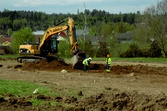 Arkeologer arbetar vid en grävmaskin i Ölmstad utanför Jönköping. Bilden togs vid en arkeologisk undersökning där år 2011.