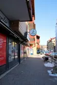 Trottoar utanför F.M. Ericsson Ur & Guldsmide med adress Bergmansgatan 6 i Mölndals Centrum. Vy mot nordost. Fotografi taget den 26 februari 2018. Byggnadsdokumentation inför rivning.