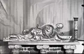 Skulpterat sidostycke till altare.