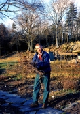 Håkan Magnusson (född 1945) bär pinnar vid Hembygdsgården Långåker cirka år 2000. Håkan har fotograferat mycket i Kållereds omgivningar och var länge medlem i Kållereds hembygdsförening.