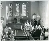 Tillberga sn, Västerås kn, Tillberga.
Interiör av Tillberga kyrka med präst och kyrkobesökare, 1979.