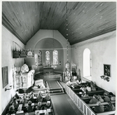 Tillberga sn, Västerås kn, Tillberga.
Interiör av Tillberga kyrka med präst och kyrkobesökare, 1979.