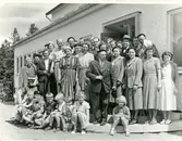 Kållereds FP-avdelning (Folkpartiet som långt senare bytte namn till Liberalerna) är på utflykt till Helsjön Folkhögskola, 1950-tal. Även barn finns med. Namnuppgifter saknas.