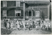 Tillberga sn, Västerås kn, Hedensberg.
Elever och lärarinna vid Hedensbergs skola, 1920-21.