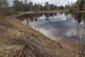 RAÄ Gagnef L2001:4137 har ett bra boplatsläge och avslag av kvarts fanns vid strandkanten. Från N