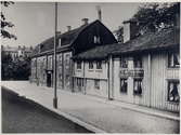 Kyrkogatan från Vasagatan mot söder. År 1898.
Borgarstugan och Lindhska boktryckerigården.