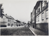 Storgatan söderut från Strömersgatan. Huset närmast till höger är gamla Hospitalshuset byggt 1782. Bilden är tagen ca 1895.