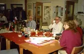 Fikastund i Brattåsgårdens hobbylokal (Streteredsvägen 5), 1990-tal. Sittandes från vänster: 1. Einar, 2. Knut Jerkfelt, 3. skymd, samt 4. kvinnlig vårdbiträde.