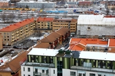 Översiktsbild över husen Bergmansgatan 4, 6, 8 och 10 i Mölndals Centrum. Vy från söder. Fotografi taget den 27 februari 2018. Byggnadsdokumentation inför rivning. På bilden ses även bebyggelse vid Tempelgatan, Göteborgsvägen och Mölndals Torg.