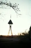 Klockstapeln vid S:t Sigfrids kapell, Växjö 1956. I bakgrunden ser man S:t Sigfrids folkhögskola.